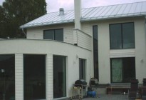 Leverans och montage av PVC-fönster med grå utsida. En stor villa på Ekerö i Stockholm.