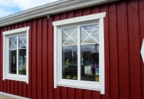 Leverans av fönster till sjöbodar i Sunnanå. Beställare var Skanska och projektet delades upp i flera etapper, totalt 127 sjöbodar.