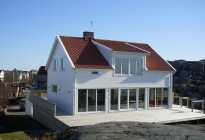 Nya PVC-fönster och skjutpartier installerade på nybyggd villa på Hönö, Göteborgs skärgård med storslagen havsutsikt.